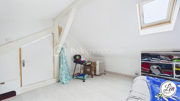 Idéalement situé et proche des commodités, ce duplex de 78 m² loi Carrez (110 m² au sol) situé au 3ème étage de l'immeuble offre un cadre de vie confortable, lumineux et parfaitement optimisé.

Un agencement pensé pour le quotidien :
3 chambres, adaptées à une vie de famille
un petit espace bureau, idéal pour le télétravail
un séjour exposé plein sud, lumineux et agréable à vivre
une salle d’eau avec double vasque
un WC séparé
un appartement fonctionnel, avec placard et de nombreux rangements pour une optimisation intelligente de chaque espace

Côté extérieur :
un balcon pour profiter de l’extérieur
une cour extérieure commune, un véritable atout supplémentaire

Confort & équipements :
un poêle à granulés pour une chaleur économique et conviviale
des chauffages électriques en complément
la fibre

Localisation pratique :
En plein centre de Saint-Jeoire
Commodités accessibles à pied
Stationnement facile grâce aux parkings de la mairie et de l’église à proximité

À noter :
Appartement au 3ème étage (dernier étage)
Pas de garage, ni cave, ni place de parking privative
Pas d’ascenseur
Faibles charges de copropriété

Un duplex lumineux et parfaitement agencé, conçu pour un quotidien pratique et agréable. Il allie charme, confort et emplacement idéal — une opportunité rare à saisir rapidement.