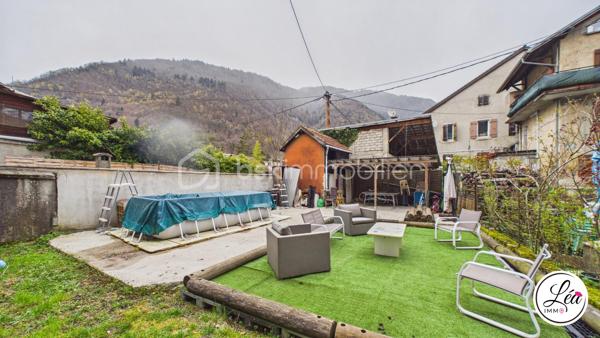 Idéalement situé et proche des commodités, ce duplex de 78 m² loi Carrez (110 m² au sol) situé au 3ème étage de l'immeuble offre un cadre de vie confortable, lumineux et parfaitement optimisé.

Un agencement pensé pour le quotidien :
3 chambres, adaptées à une vie de famille
un petit espace bureau, idéal pour le télétravail
un séjour exposé plein sud, lumineux et agréable à vivre
une salle d’eau avec double vasque
un WC séparé
un appartement fonctionnel, avec placard et de nombreux rangements pour une optimisation intelligente de chaque espace

Côté extérieur :
un balcon pour profiter de l’extérieur
une cour extérieure commune, un véritable atout supplémentaire

Confort & équipements :
un poêle à granulés pour une chaleur économique et conviviale
des chauffages électriques en complément
la fibre

Localisation pratique :
En plein centre de Saint-Jeoire
Commodités accessibles à pied
Stationnement facile grâce aux parkings de la mairie et de l’église à proximité

À noter :
Appartement au 3ème étage (dernier étage)
Pas de garage, ni cave, ni place de parking privative
Pas d’ascenseur
Faibles charges de copropriété

Un duplex lumineux et parfaitement agencé, conçu pour un quotidien pratique et agréable. Il allie charme, confort et emplacement idéal — une opportunité rare à saisir rapidement.