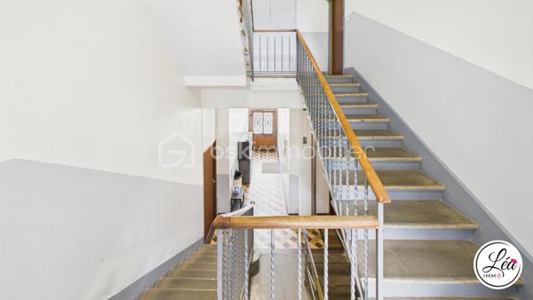 Idéalement situé et proche des commodités, ce duplex de 78 m² loi Carrez (110 m² au sol) situé au 3ème étage de l'immeuble offre un cadre de vie confortable, lumineux et parfaitement optimisé.

Un agencement pensé pour le quotidien :
3 chambres, adaptées à une vie de famille
un petit espace bureau, idéal pour le télétravail
un séjour exposé plein sud, lumineux et agréable à vivre
une salle d’eau avec double vasque
un WC séparé
un appartement fonctionnel, avec placard et de nombreux rangements pour une optimisation intelligente de chaque espace

Côté extérieur :
un balcon pour profiter de l’extérieur
une cour extérieure commune, un véritable atout supplémentaire

Confort & équipements :
un poêle à granulés pour une chaleur économique et conviviale
des chauffages électriques en complément
la fibre

Localisation pratique :
En plein centre de Saint-Jeoire
Commodités accessibles à pied
Stationnement facile grâce aux parkings de la mairie et de l’église à proximité

À noter :
Appartement au 3ème étage (dernier étage)
Pas de garage, ni cave, ni place de parking privative
Pas d’ascenseur
Faibles charges de copropriété

Un duplex lumineux et parfaitement agencé, conçu pour un quotidien pratique et agréable. Il allie charme, confort et emplacement idéal — une opportunité rare à saisir rapidement.