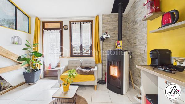 Idéalement situé et proche des commodités, ce duplex de 78 m² loi Carrez (110 m² au sol) situé au 3ème étage de l'immeuble offre un cadre de vie confortable, lumineux et parfaitement optimisé.

Un agencement pensé pour le quotidien :
3 chambres, adaptées à une vie de famille
un petit espace bureau, idéal pour le télétravail
un séjour exposé plein sud, lumineux et agréable à vivre
une salle d’eau avec double vasque
un WC séparé
un appartement fonctionnel, avec placard et de nombreux rangements pour une optimisation intelligente de chaque espace

Côté extérieur :
un balcon pour profiter de l’extérieur
une cour extérieure commune, un véritable atout supplémentaire

Confort & équipements :
un poêle à granulés pour une chaleur économique et conviviale
des chauffages électriques en complément
la fibre

Localisation pratique :
En plein centre de Saint-Jeoire
Commodités accessibles à pied
Stationnement facile grâce aux parkings de la mairie et de l’église à proximité

À noter :
Appartement au 3ème étage (dernier étage)
Pas de garage, ni cave, ni place de parking privative
Pas d’ascenseur
Faibles charges de copropriété

Un duplex lumineux et parfaitement agencé, conçu pour un quotidien pratique et agréable. Il allie charme, confort et emplacement idéal — une opportunité rare à saisir rapidement.