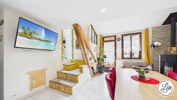 Idéalement situé et proche des commodités, ce duplex de 78 m² loi Carrez (110 m² au sol) situé au 3ème étage de l'immeuble offre un cadre de vie confortable, lumineux et parfaitement optimisé.

Un agencement pensé pour le quotidien :
3 chambres, adaptées à une vie de famille
un petit espace bureau, idéal pour le télétravail
un séjour exposé plein sud, lumineux et agréable à vivre
une salle d’eau avec double vasque
un WC séparé
un appartement fonctionnel, avec placard et de nombreux rangements pour une optimisation intelligente de chaque espace

Côté extérieur :
un balcon pour profiter de l’extérieur
une cour extérieure commune, un véritable atout supplémentaire

Confort & équipements :
un poêle à granulés pour une chaleur économique et conviviale
des chauffages électriques en complément
la fibre

Localisation pratique :
En plein centre de Saint-Jeoire
Commodités accessibles à pied
Stationnement facile grâce aux parkings de la mairie et de l’église à proximité

À noter :
Appartement au 3ème étage (dernier étage)
Pas de garage, ni cave, ni place de parking privative
Pas d’ascenseur
Faibles charges de copropriété

Un duplex lumineux et parfaitement agencé, conçu pour un quotidien pratique et agréable. Il allie charme, confort et emplacement idéal — une opportunité rare à saisir rapidement.