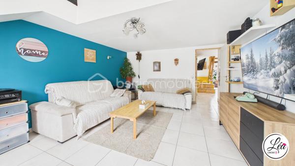Idéalement situé et proche des commodités, ce duplex de 78 m² loi Carrez (110 m² au sol) situé au 3ème étage de l'immeuble offre un cadre de vie confortable, lumineux et parfaitement optimisé.

Un agencement pensé pour le quotidien :
3 chambres, adaptées à une vie de famille
un petit espace bureau, idéal pour le télétravail
un séjour exposé plein sud, lumineux et agréable à vivre
une salle d’eau avec double vasque
un WC séparé
un appartement fonctionnel, avec placard et de nombreux rangements pour une optimisation intelligente de chaque espace

Côté extérieur :
un balcon pour profiter de l’extérieur
une cour extérieure commune, un véritable atout supplémentaire

Confort & équipements :
un poêle à granulés pour une chaleur économique et conviviale
des chauffages électriques en complément
la fibre

Localisation pratique :
En plein centre de Saint-Jeoire
Commodités accessibles à pied
Stationnement facile grâce aux parkings de la mairie et de l’église à proximité

À noter :
Appartement au 3ème étage (dernier étage)
Pas de garage, ni cave, ni place de parking privative
Pas d’ascenseur
Faibles charges de copropriété

Un duplex lumineux et parfaitement agencé, conçu pour un quotidien pratique et agréable. Il allie charme, confort et emplacement idéal — une opportunité rare à saisir rapidement.