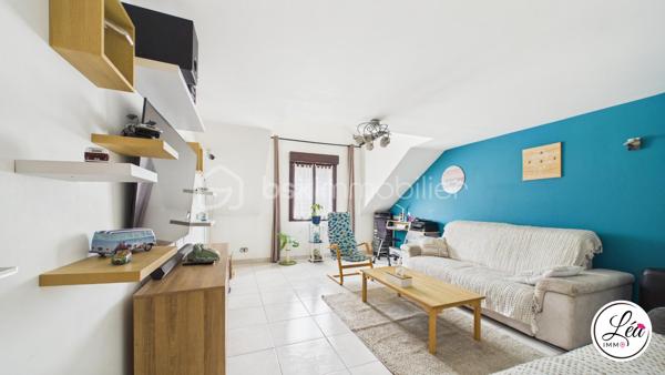 Idéalement situé et proche des commodités, ce duplex de 78 m² loi Carrez (110 m² au sol) situé au 3ème étage de l'immeuble offre un cadre de vie confortable, lumineux et parfaitement optimisé.

Un agencement pensé pour le quotidien :
3 chambres, adaptées à une vie de famille
un petit espace bureau, idéal pour le télétravail
un séjour exposé plein sud, lumineux et agréable à vivre
une salle d’eau avec double vasque
un WC séparé
un appartement fonctionnel, avec placard et de nombreux rangements pour une optimisation intelligente de chaque espace

Côté extérieur :
un balcon pour profiter de l’extérieur
une cour extérieure commune, un véritable atout supplémentaire

Confort & équipements :
un poêle à granulés pour une chaleur économique et conviviale
des chauffages électriques en complément
la fibre

Localisation pratique :
En plein centre de Saint-Jeoire
Commodités accessibles à pied
Stationnement facile grâce aux parkings de la mairie et de l’église à proximité

À noter :
Appartement au 3ème étage (dernier étage)
Pas de garage, ni cave, ni place de parking privative
Pas d’ascenseur
Faibles charges de copropriété

Un duplex lumineux et parfaitement agencé, conçu pour un quotidien pratique et agréable. Il allie charme, confort et emplacement idéal — une opportunité rare à saisir rapidement.