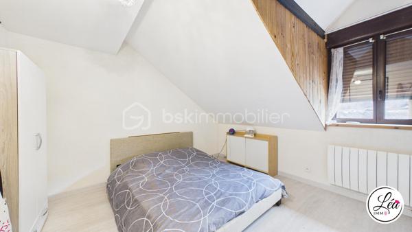 Idéalement situé et proche des commodités, ce duplex de 78 m² loi Carrez (110 m² au sol) situé au 3ème étage de l'immeuble offre un cadre de vie confortable, lumineux et parfaitement optimisé.

Un agencement pensé pour le quotidien :
3 chambres, adaptées à une vie de famille
un petit espace bureau, idéal pour le télétravail
un séjour exposé plein sud, lumineux et agréable à vivre
une salle d’eau avec double vasque
un WC séparé
un appartement fonctionnel, avec placard et de nombreux rangements pour une optimisation intelligente de chaque espace

Côté extérieur :
un balcon pour profiter de l’extérieur
une cour extérieure commune, un véritable atout supplémentaire

Confort & équipements :
un poêle à granulés pour une chaleur économique et conviviale
des chauffages électriques en complément
la fibre

Localisation pratique :
En plein centre de Saint-Jeoire
Commodités accessibles à pied
Stationnement facile grâce aux parkings de la mairie et de l’église à proximité

À noter :
Appartement au 3ème étage (dernier étage)
Pas de garage, ni cave, ni place de parking privative
Pas d’ascenseur
Faibles charges de copropriété

Un duplex lumineux et parfaitement agencé, conçu pour un quotidien pratique et agréable. Il allie charme, confort et emplacement idéal — une opportunité rare à saisir rapidement.