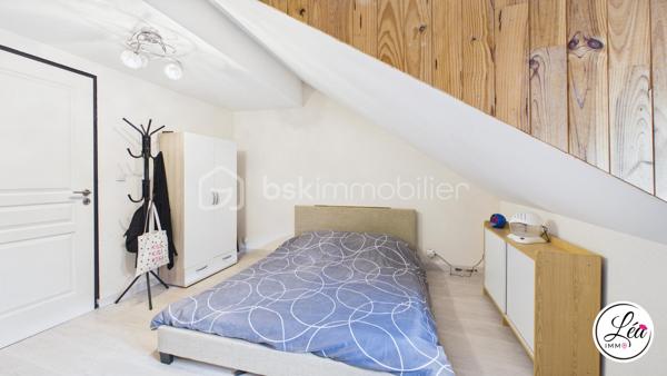 Idéalement situé et proche des commodités, ce duplex de 78 m² loi Carrez (110 m² au sol) situé au 3ème étage de l'immeuble offre un cadre de vie confortable, lumineux et parfaitement optimisé.

Un agencement pensé pour le quotidien :
3 chambres, adaptées à une vie de famille
un petit espace bureau, idéal pour le télétravail
un séjour exposé plein sud, lumineux et agréable à vivre
une salle d’eau avec double vasque
un WC séparé
un appartement fonctionnel, avec placard et de nombreux rangements pour une optimisation intelligente de chaque espace

Côté extérieur :
un balcon pour profiter de l’extérieur
une cour extérieure commune, un véritable atout supplémentaire

Confort & équipements :
un poêle à granulés pour une chaleur économique et conviviale
des chauffages électriques en complément
la fibre

Localisation pratique :
En plein centre de Saint-Jeoire
Commodités accessibles à pied
Stationnement facile grâce aux parkings de la mairie et de l’église à proximité

À noter :
Appartement au 3ème étage (dernier étage)
Pas de garage, ni cave, ni place de parking privative
Pas d’ascenseur
Faibles charges de copropriété

Un duplex lumineux et parfaitement agencé, conçu pour un quotidien pratique et agréable. Il allie charme, confort et emplacement idéal — une opportunité rare à saisir rapidement.