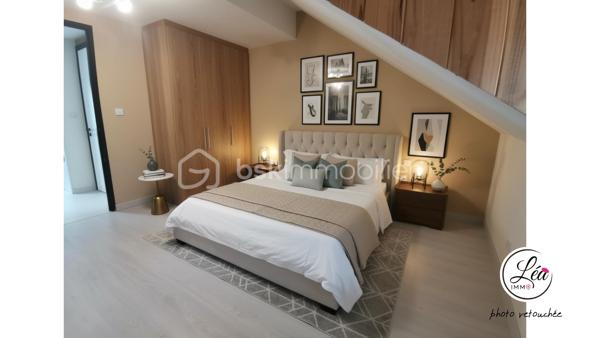 Idéalement situé et proche des commodités, ce duplex de 78 m² loi Carrez (110 m² au sol) situé au 3ème étage de l'immeuble offre un cadre de vie confortable, lumineux et parfaitement optimisé.

Un agencement pensé pour le quotidien :
3 chambres, adaptées à une vie de famille
un petit espace bureau, idéal pour le télétravail
un séjour exposé plein sud, lumineux et agréable à vivre
une salle d’eau avec double vasque
un WC séparé
un appartement fonctionnel, avec placard et de nombreux rangements pour une optimisation intelligente de chaque espace

Côté extérieur :
un balcon pour profiter de l’extérieur
une cour extérieure commune, un véritable atout supplémentaire

Confort & équipements :
un poêle à granulés pour une chaleur économique et conviviale
des chauffages électriques en complément
la fibre

Localisation pratique :
En plein centre de Saint-Jeoire
Commodités accessibles à pied
Stationnement facile grâce aux parkings de la mairie et de l’église à proximité

À noter :
Appartement au 3ème étage (dernier étage)
Pas de garage, ni cave, ni place de parking privative
Pas d’ascenseur
Faibles charges de copropriété

Un duplex lumineux et parfaitement agencé, conçu pour un quotidien pratique et agréable. Il allie charme, confort et emplacement idéal — une opportunité rare à saisir rapidement.