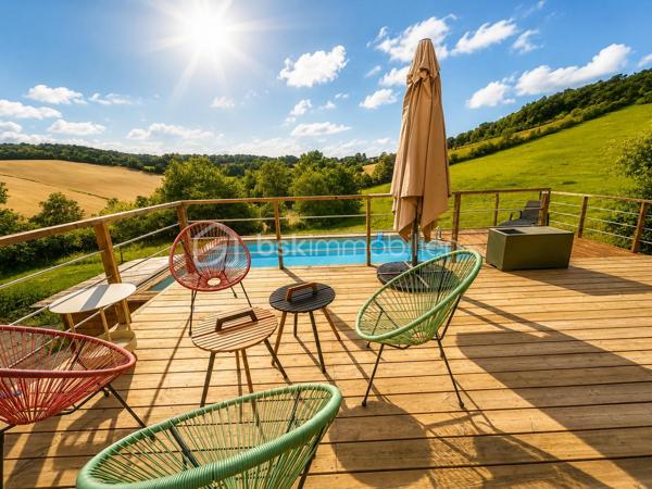 L'authenticité de la pierre, le confort d'aujourd'hui… Un véritable coup de cœur à seulement 15 minutes d'Agen.

Et si votre prochaine maison était celle dont vous rêvez depuis toujours ?

À seulement 15 minutes d'Agen, à 10 minutes de toutes les commodités et d'un hypermarché, découvrez cette magnifique longère en pierre entièrement rénovée, nichée dans un environnement privilégié où règnent calme, nature et intimité. Ici, aucun vis-à-vis : seulement une vue dégagée sur la campagne environnante et près de 4 000 m² de terrain pour profiter pleinement de chaque saison.

Dès la porte franchie, le charme est immédiat.

La pierre, les volumes, la lumière… tout a été pensé pour créer une atmosphère chaleureuse et élégante. L'entrée, sublimée par une superbe verrière d'atelier, donne le ton et s'ouvre sur une vaste pièce de vie traversante baignée de lumière.

Le salon, agrémenté d'une cheminée avec insert, invite aux soirées cocooning tandis que la cuisine contemporaine, entièrement neuve et équipée avec des matériaux de qualité, séduira les amateurs de gastronomie. Ouverte sur la salle à manger, elle devient naturellement le cœur de la maison, un lieu de partage où famille et amis aimeront se retrouver.

Une buanderie fonctionnelle ainsi que deux toilettes indépendantes viennent compléter l'espace vie.

Côté nuit, chacun trouvera son espace.

Le rez-de-chaussée accueille une superbe suite parentale avec sa salle d'eau privative. À l'étage, un espace aménagé peut devenir, selon vos envies, un dressing, un bureau ou un coin lecture.

Une seconde chambre bénéficie d'une salle de bains à proximité.

Enfin, les combles ont été transformés avec beaucoup de goût pour offrir une troisième chambre pleine de charme, idéale pour un enfant, un adolescent ou des invités.

À l'extérieur, la magie continue…

Depuis la pièce de vie, vous accédez directement aux terrasses qui entourent une agréable piscine, véritable invitation à la détente. Imaginez les longues soirées d'été, les repas entre amis, les baignades en famille, le tout avec pour décor une campagne verdoyante à perte de vue.

Les dépendances constituent un véritable atout : l'une peut servir de garage, d'atelier ou être aménagée selon vos projets, tandis qu'une seconde abrite un authentique four à pain, témoin du caractère et de l'histoire des lieux.

Des prestations qui offrent une totale sérénité.

Parce que le charme ne suffit pas, cette propriété bénéficie également d'une rénovation de qualité :

* Pompe à chaleur
* Climatisation
* Cuisine neuve haut de gamme
* Toiture récente
* Électricité entièrement refaite
* Assainissement conforme
* Aucun travaux à prévoir

Une propriété où le cachet de l'ancien rencontre le confort moderne, dans un environnement privilégié.

Les maisons de cette qualité, alliant authenticité, prestations irréprochables et cadre de vie exceptionnel, sont particulièrement rares sur le secteur.

Une visite suffira pour tomber sous le charme… Contactez-moi dès aujourd'hui pour découvrir ce lieu unique.