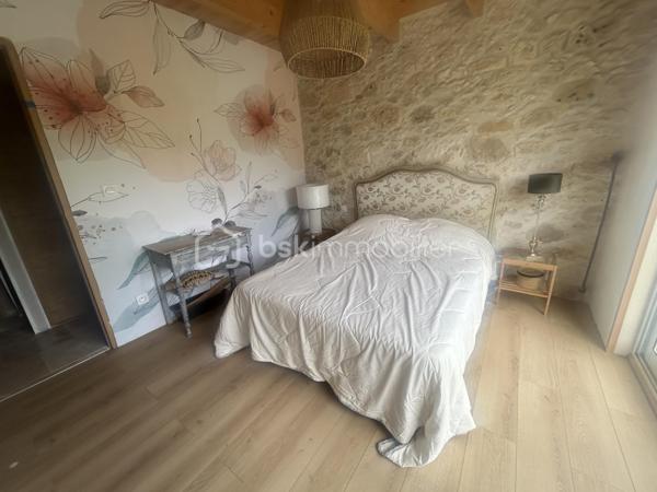 L'authenticité de la pierre, le confort d'aujourd'hui… Un véritable coup de cœur à seulement 15 minutes d'Agen.

Et si votre prochaine maison était celle dont vous rêvez depuis toujours ?

À seulement 15 minutes d'Agen, à 10 minutes de toutes les commodités et d'un hypermarché, découvrez cette magnifique longère en pierre entièrement rénovée, nichée dans un environnement privilégié où règnent calme, nature et intimité. Ici, aucun vis-à-vis : seulement une vue dégagée sur la campagne environnante et près de 4 000 m² de terrain pour profiter pleinement de chaque saison.

Dès la porte franchie, le charme est immédiat.

La pierre, les volumes, la lumière… tout a été pensé pour créer une atmosphère chaleureuse et élégante. L'entrée, sublimée par une superbe verrière d'atelier, donne le ton et s'ouvre sur une vaste pièce de vie traversante baignée de lumière.

Le salon, agrémenté d'une cheminée avec insert, invite aux soirées cocooning tandis que la cuisine contemporaine, entièrement neuve et équipée avec des matériaux de qualité, séduira les amateurs de gastronomie. Ouverte sur la salle à manger, elle devient naturellement le cœur de la maison, un lieu de partage où famille et amis aimeront se retrouver.

Une buanderie fonctionnelle ainsi que deux toilettes indépendantes viennent compléter l'espace vie.

Côté nuit, chacun trouvera son espace.

Le rez-de-chaussée accueille une superbe suite parentale avec sa salle d'eau privative. À l'étage, un espace aménagé peut devenir, selon vos envies, un dressing, un bureau ou un coin lecture.

Une seconde chambre bénéficie d'une salle de bains à proximité.

Enfin, les combles ont été transformés avec beaucoup de goût pour offrir une troisième chambre pleine de charme, idéale pour un enfant, un adolescent ou des invités.

À l'extérieur, la magie continue…

Depuis la pièce de vie, vous accédez directement aux terrasses qui entourent une agréable piscine, véritable invitation à la détente. Imaginez les longues soirées d'été, les repas entre amis, les baignades en famille, le tout avec pour décor une campagne verdoyante à perte de vue.

Les dépendances constituent un véritable atout : l'une peut servir de garage, d'atelier ou être aménagée selon vos projets, tandis qu'une seconde abrite un authentique four à pain, témoin du caractère et de l'histoire des lieux.

Des prestations qui offrent une totale sérénité.

Parce que le charme ne suffit pas, cette propriété bénéficie également d'une rénovation de qualité :

* Pompe à chaleur
* Climatisation
* Cuisine neuve haut de gamme
* Toiture récente
* Électricité entièrement refaite
* Assainissement conforme
* Aucun travaux à prévoir

Une propriété où le cachet de l'ancien rencontre le confort moderne, dans un environnement privilégié.

Les maisons de cette qualité, alliant authenticité, prestations irréprochables et cadre de vie exceptionnel, sont particulièrement rares sur le secteur.

Une visite suffira pour tomber sous le charme… Contactez-moi dès aujourd'hui pour découvrir ce lieu unique.