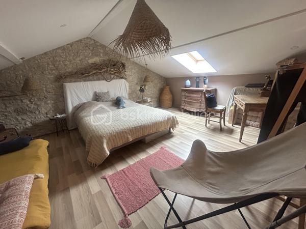 L'authenticité de la pierre, le confort d'aujourd'hui… Un véritable coup de cœur à seulement 15 minutes d'Agen.

Et si votre prochaine maison était celle dont vous rêvez depuis toujours ?

À seulement 15 minutes d'Agen, à 10 minutes de toutes les commodités et d'un hypermarché, découvrez cette magnifique longère en pierre entièrement rénovée, nichée dans un environnement privilégié où règnent calme, nature et intimité. Ici, aucun vis-à-vis : seulement une vue dégagée sur la campagne environnante et près de 4 000 m² de terrain pour profiter pleinement de chaque saison.

Dès la porte franchie, le charme est immédiat.

La pierre, les volumes, la lumière… tout a été pensé pour créer une atmosphère chaleureuse et élégante. L'entrée, sublimée par une superbe verrière d'atelier, donne le ton et s'ouvre sur une vaste pièce de vie traversante baignée de lumière.

Le salon, agrémenté d'une cheminée avec insert, invite aux soirées cocooning tandis que la cuisine contemporaine, entièrement neuve et équipée avec des matériaux de qualité, séduira les amateurs de gastronomie. Ouverte sur la salle à manger, elle devient naturellement le cœur de la maison, un lieu de partage où famille et amis aimeront se retrouver.

Une buanderie fonctionnelle ainsi que deux toilettes indépendantes viennent compléter l'espace vie.

Côté nuit, chacun trouvera son espace.

Le rez-de-chaussée accueille une superbe suite parentale avec sa salle d'eau privative. À l'étage, un espace aménagé peut devenir, selon vos envies, un dressing, un bureau ou un coin lecture.

Une seconde chambre bénéficie d'une salle de bains à proximité.

Enfin, les combles ont été transformés avec beaucoup de goût pour offrir une troisième chambre pleine de charme, idéale pour un enfant, un adolescent ou des invités.

À l'extérieur, la magie continue…

Depuis la pièce de vie, vous accédez directement aux terrasses qui entourent une agréable piscine, véritable invitation à la détente. Imaginez les longues soirées d'été, les repas entre amis, les baignades en famille, le tout avec pour décor une campagne verdoyante à perte de vue.

Les dépendances constituent un véritable atout : l'une peut servir de garage, d'atelier ou être aménagée selon vos projets, tandis qu'une seconde abrite un authentique four à pain, témoin du caractère et de l'histoire des lieux.

Des prestations qui offrent une totale sérénité.

Parce que le charme ne suffit pas, cette propriété bénéficie également d'une rénovation de qualité :

* Pompe à chaleur
* Climatisation
* Cuisine neuve haut de gamme
* Toiture récente
* Électricité entièrement refaite
* Assainissement conforme
* Aucun travaux à prévoir

Une propriété où le cachet de l'ancien rencontre le confort moderne, dans un environnement privilégié.

Les maisons de cette qualité, alliant authenticité, prestations irréprochables et cadre de vie exceptionnel, sont particulièrement rares sur le secteur.

Une visite suffira pour tomber sous le charme… Contactez-moi dès aujourd'hui pour découvrir ce lieu unique.