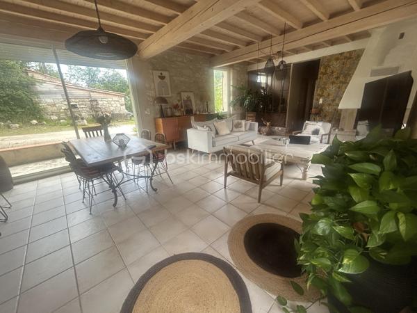 L'authenticité de la pierre, le confort d'aujourd'hui… Un véritable coup de cœur à seulement 15 minutes d'Agen.

Et si votre prochaine maison était celle dont vous rêvez depuis toujours ?

À seulement 15 minutes d'Agen, à 10 minutes de toutes les commodités et d'un hypermarché, découvrez cette magnifique longère en pierre entièrement rénovée, nichée dans un environnement privilégié où règnent calme, nature et intimité. Ici, aucun vis-à-vis : seulement une vue dégagée sur la campagne environnante et près de 4 000 m² de terrain pour profiter pleinement de chaque saison.

Dès la porte franchie, le charme est immédiat.

La pierre, les volumes, la lumière… tout a été pensé pour créer une atmosphère chaleureuse et élégante. L'entrée, sublimée par une superbe verrière d'atelier, donne le ton et s'ouvre sur une vaste pièce de vie traversante baignée de lumière.

Le salon, agrémenté d'une cheminée avec insert, invite aux soirées cocooning tandis que la cuisine contemporaine, entièrement neuve et équipée avec des matériaux de qualité, séduira les amateurs de gastronomie. Ouverte sur la salle à manger, elle devient naturellement le cœur de la maison, un lieu de partage où famille et amis aimeront se retrouver.

Une buanderie fonctionnelle ainsi que deux toilettes indépendantes viennent compléter l'espace vie.

Côté nuit, chacun trouvera son espace.

Le rez-de-chaussée accueille une superbe suite parentale avec sa salle d'eau privative. À l'étage, un espace aménagé peut devenir, selon vos envies, un dressing, un bureau ou un coin lecture.

Une seconde chambre bénéficie d'une salle de bains à proximité.

Enfin, les combles ont été transformés avec beaucoup de goût pour offrir une troisième chambre pleine de charme, idéale pour un enfant, un adolescent ou des invités.

À l'extérieur, la magie continue…

Depuis la pièce de vie, vous accédez directement aux terrasses qui entourent une agréable piscine, véritable invitation à la détente. Imaginez les longues soirées d'été, les repas entre amis, les baignades en famille, le tout avec pour décor une campagne verdoyante à perte de vue.

Les dépendances constituent un véritable atout : l'une peut servir de garage, d'atelier ou être aménagée selon vos projets, tandis qu'une seconde abrite un authentique four à pain, témoin du caractère et de l'histoire des lieux.

Des prestations qui offrent une totale sérénité.

Parce que le charme ne suffit pas, cette propriété bénéficie également d'une rénovation de qualité :

* Pompe à chaleur
* Climatisation
* Cuisine neuve haut de gamme
* Toiture récente
* Électricité entièrement refaite
* Assainissement conforme
* Aucun travaux à prévoir

Une propriété où le cachet de l'ancien rencontre le confort moderne, dans un environnement privilégié.

Les maisons de cette qualité, alliant authenticité, prestations irréprochables et cadre de vie exceptionnel, sont particulièrement rares sur le secteur.

Une visite suffira pour tomber sous le charme… Contactez-moi dès aujourd'hui pour découvrir ce lieu unique.