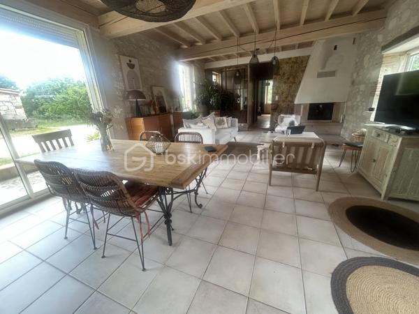 L'authenticité de la pierre, le confort d'aujourd'hui… Un véritable coup de cœur à seulement 15 minutes d'Agen.

Et si votre prochaine maison était celle dont vous rêvez depuis toujours ?

À seulement 15 minutes d'Agen, à 10 minutes de toutes les commodités et d'un hypermarché, découvrez cette magnifique longère en pierre entièrement rénovée, nichée dans un environnement privilégié où règnent calme, nature et intimité. Ici, aucun vis-à-vis : seulement une vue dégagée sur la campagne environnante et près de 4 000 m² de terrain pour profiter pleinement de chaque saison.

Dès la porte franchie, le charme est immédiat.

La pierre, les volumes, la lumière… tout a été pensé pour créer une atmosphère chaleureuse et élégante. L'entrée, sublimée par une superbe verrière d'atelier, donne le ton et s'ouvre sur une vaste pièce de vie traversante baignée de lumière.

Le salon, agrémenté d'une cheminée avec insert, invite aux soirées cocooning tandis que la cuisine contemporaine, entièrement neuve et équipée avec des matériaux de qualité, séduira les amateurs de gastronomie. Ouverte sur la salle à manger, elle devient naturellement le cœur de la maison, un lieu de partage où famille et amis aimeront se retrouver.

Une buanderie fonctionnelle ainsi que deux toilettes indépendantes viennent compléter l'espace vie.

Côté nuit, chacun trouvera son espace.

Le rez-de-chaussée accueille une superbe suite parentale avec sa salle d'eau privative. À l'étage, un espace aménagé peut devenir, selon vos envies, un dressing, un bureau ou un coin lecture.

Une seconde chambre bénéficie d'une salle de bains à proximité.

Enfin, les combles ont été transformés avec beaucoup de goût pour offrir une troisième chambre pleine de charme, idéale pour un enfant, un adolescent ou des invités.

À l'extérieur, la magie continue…

Depuis la pièce de vie, vous accédez directement aux terrasses qui entourent une agréable piscine, véritable invitation à la détente. Imaginez les longues soirées d'été, les repas entre amis, les baignades en famille, le tout avec pour décor une campagne verdoyante à perte de vue.

Les dépendances constituent un véritable atout : l'une peut servir de garage, d'atelier ou être aménagée selon vos projets, tandis qu'une seconde abrite un authentique four à pain, témoin du caractère et de l'histoire des lieux.

Des prestations qui offrent une totale sérénité.

Parce que le charme ne suffit pas, cette propriété bénéficie également d'une rénovation de qualité :

* Pompe à chaleur
* Climatisation
* Cuisine neuve haut de gamme
* Toiture récente
* Électricité entièrement refaite
* Assainissement conforme
* Aucun travaux à prévoir

Une propriété où le cachet de l'ancien rencontre le confort moderne, dans un environnement privilégié.

Les maisons de cette qualité, alliant authenticité, prestations irréprochables et cadre de vie exceptionnel, sont particulièrement rares sur le secteur.

Une visite suffira pour tomber sous le charme… Contactez-moi dès aujourd'hui pour découvrir ce lieu unique.