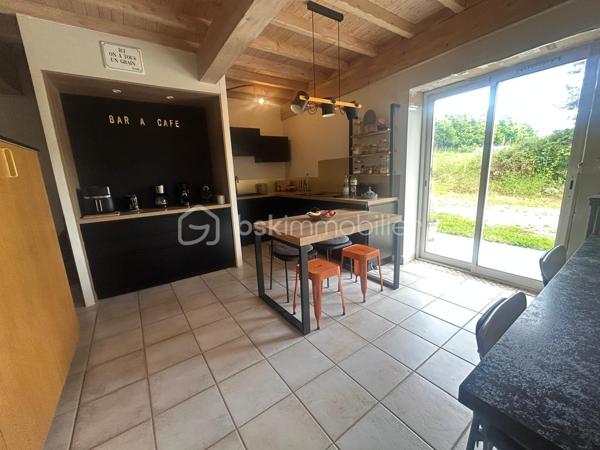 L'authenticité de la pierre, le confort d'aujourd'hui… Un véritable coup de cœur à seulement 15 minutes d'Agen.

Et si votre prochaine maison était celle dont vous rêvez depuis toujours ?

À seulement 15 minutes d'Agen, à 10 minutes de toutes les commodités et d'un hypermarché, découvrez cette magnifique longère en pierre entièrement rénovée, nichée dans un environnement privilégié où règnent calme, nature et intimité. Ici, aucun vis-à-vis : seulement une vue dégagée sur la campagne environnante et près de 4 000 m² de terrain pour profiter pleinement de chaque saison.

Dès la porte franchie, le charme est immédiat.

La pierre, les volumes, la lumière… tout a été pensé pour créer une atmosphère chaleureuse et élégante. L'entrée, sublimée par une superbe verrière d'atelier, donne le ton et s'ouvre sur une vaste pièce de vie traversante baignée de lumière.

Le salon, agrémenté d'une cheminée avec insert, invite aux soirées cocooning tandis que la cuisine contemporaine, entièrement neuve et équipée avec des matériaux de qualité, séduira les amateurs de gastronomie. Ouverte sur la salle à manger, elle devient naturellement le cœur de la maison, un lieu de partage où famille et amis aimeront se retrouver.

Une buanderie fonctionnelle ainsi que deux toilettes indépendantes viennent compléter l'espace vie.

Côté nuit, chacun trouvera son espace.

Le rez-de-chaussée accueille une superbe suite parentale avec sa salle d'eau privative. À l'étage, un espace aménagé peut devenir, selon vos envies, un dressing, un bureau ou un coin lecture.

Une seconde chambre bénéficie d'une salle de bains à proximité.

Enfin, les combles ont été transformés avec beaucoup de goût pour offrir une troisième chambre pleine de charme, idéale pour un enfant, un adolescent ou des invités.

À l'extérieur, la magie continue…

Depuis la pièce de vie, vous accédez directement aux terrasses qui entourent une agréable piscine, véritable invitation à la détente. Imaginez les longues soirées d'été, les repas entre amis, les baignades en famille, le tout avec pour décor une campagne verdoyante à perte de vue.

Les dépendances constituent un véritable atout : l'une peut servir de garage, d'atelier ou être aménagée selon vos projets, tandis qu'une seconde abrite un authentique four à pain, témoin du caractère et de l'histoire des lieux.

Des prestations qui offrent une totale sérénité.

Parce que le charme ne suffit pas, cette propriété bénéficie également d'une rénovation de qualité :

* Pompe à chaleur
* Climatisation
* Cuisine neuve haut de gamme
* Toiture récente
* Électricité entièrement refaite
* Assainissement conforme
* Aucun travaux à prévoir

Une propriété où le cachet de l'ancien rencontre le confort moderne, dans un environnement privilégié.

Les maisons de cette qualité, alliant authenticité, prestations irréprochables et cadre de vie exceptionnel, sont particulièrement rares sur le secteur.

Une visite suffira pour tomber sous le charme… Contactez-moi dès aujourd'hui pour découvrir ce lieu unique.