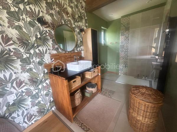L'authenticité de la pierre, le confort d'aujourd'hui… Un véritable coup de cœur à seulement 15 minutes d'Agen.

Et si votre prochaine maison était celle dont vous rêvez depuis toujours ?

À seulement 15 minutes d'Agen, à 10 minutes de toutes les commodités et d'un hypermarché, découvrez cette magnifique longère en pierre entièrement rénovée, nichée dans un environnement privilégié où règnent calme, nature et intimité. Ici, aucun vis-à-vis : seulement une vue dégagée sur la campagne environnante et près de 4 000 m² de terrain pour profiter pleinement de chaque saison.

Dès la porte franchie, le charme est immédiat.

La pierre, les volumes, la lumière… tout a été pensé pour créer une atmosphère chaleureuse et élégante. L'entrée, sublimée par une superbe verrière d'atelier, donne le ton et s'ouvre sur une vaste pièce de vie traversante baignée de lumière.

Le salon, agrémenté d'une cheminée avec insert, invite aux soirées cocooning tandis que la cuisine contemporaine, entièrement neuve et équipée avec des matériaux de qualité, séduira les amateurs de gastronomie. Ouverte sur la salle à manger, elle devient naturellement le cœur de la maison, un lieu de partage où famille et amis aimeront se retrouver.

Une buanderie fonctionnelle ainsi que deux toilettes indépendantes viennent compléter l'espace vie.

Côté nuit, chacun trouvera son espace.

Le rez-de-chaussée accueille une superbe suite parentale avec sa salle d'eau privative. À l'étage, un espace aménagé peut devenir, selon vos envies, un dressing, un bureau ou un coin lecture.

Une seconde chambre bénéficie d'une salle de bains à proximité.

Enfin, les combles ont été transformés avec beaucoup de goût pour offrir une troisième chambre pleine de charme, idéale pour un enfant, un adolescent ou des invités.

À l'extérieur, la magie continue…

Depuis la pièce de vie, vous accédez directement aux terrasses qui entourent une agréable piscine, véritable invitation à la détente. Imaginez les longues soirées d'été, les repas entre amis, les baignades en famille, le tout avec pour décor une campagne verdoyante à perte de vue.

Les dépendances constituent un véritable atout : l'une peut servir de garage, d'atelier ou être aménagée selon vos projets, tandis qu'une seconde abrite un authentique four à pain, témoin du caractère et de l'histoire des lieux.

Des prestations qui offrent une totale sérénité.

Parce que le charme ne suffit pas, cette propriété bénéficie également d'une rénovation de qualité :

* Pompe à chaleur
* Climatisation
* Cuisine neuve haut de gamme
* Toiture récente
* Électricité entièrement refaite
* Assainissement conforme
* Aucun travaux à prévoir

Une propriété où le cachet de l'ancien rencontre le confort moderne, dans un environnement privilégié.

Les maisons de cette qualité, alliant authenticité, prestations irréprochables et cadre de vie exceptionnel, sont particulièrement rares sur le secteur.

Une visite suffira pour tomber sous le charme… Contactez-moi dès aujourd'hui pour découvrir ce lieu unique.