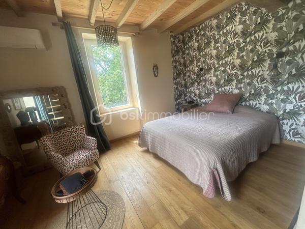 L'authenticité de la pierre, le confort d'aujourd'hui… Un véritable coup de cœur à seulement 15 minutes d'Agen.

Et si votre prochaine maison était celle dont vous rêvez depuis toujours ?

À seulement 15 minutes d'Agen, à 10 minutes de toutes les commodités et d'un hypermarché, découvrez cette magnifique longère en pierre entièrement rénovée, nichée dans un environnement privilégié où règnent calme, nature et intimité. Ici, aucun vis-à-vis : seulement une vue dégagée sur la campagne environnante et près de 4 000 m² de terrain pour profiter pleinement de chaque saison.

Dès la porte franchie, le charme est immédiat.

La pierre, les volumes, la lumière… tout a été pensé pour créer une atmosphère chaleureuse et élégante. L'entrée, sublimée par une superbe verrière d'atelier, donne le ton et s'ouvre sur une vaste pièce de vie traversante baignée de lumière.

Le salon, agrémenté d'une cheminée avec insert, invite aux soirées cocooning tandis que la cuisine contemporaine, entièrement neuve et équipée avec des matériaux de qualité, séduira les amateurs de gastronomie. Ouverte sur la salle à manger, elle devient naturellement le cœur de la maison, un lieu de partage où famille et amis aimeront se retrouver.

Une buanderie fonctionnelle ainsi que deux toilettes indépendantes viennent compléter l'espace vie.

Côté nuit, chacun trouvera son espace.

Le rez-de-chaussée accueille une superbe suite parentale avec sa salle d'eau privative. À l'étage, un espace aménagé peut devenir, selon vos envies, un dressing, un bureau ou un coin lecture.

Une seconde chambre bénéficie d'une salle de bains à proximité.

Enfin, les combles ont été transformés avec beaucoup de goût pour offrir une troisième chambre pleine de charme, idéale pour un enfant, un adolescent ou des invités.

À l'extérieur, la magie continue…

Depuis la pièce de vie, vous accédez directement aux terrasses qui entourent une agréable piscine, véritable invitation à la détente. Imaginez les longues soirées d'été, les repas entre amis, les baignades en famille, le tout avec pour décor une campagne verdoyante à perte de vue.

Les dépendances constituent un véritable atout : l'une peut servir de garage, d'atelier ou être aménagée selon vos projets, tandis qu'une seconde abrite un authentique four à pain, témoin du caractère et de l'histoire des lieux.

Des prestations qui offrent une totale sérénité.

Parce que le charme ne suffit pas, cette propriété bénéficie également d'une rénovation de qualité :

* Pompe à chaleur
* Climatisation
* Cuisine neuve haut de gamme
* Toiture récente
* Électricité entièrement refaite
* Assainissement conforme
* Aucun travaux à prévoir

Une propriété où le cachet de l'ancien rencontre le confort moderne, dans un environnement privilégié.

Les maisons de cette qualité, alliant authenticité, prestations irréprochables et cadre de vie exceptionnel, sont particulièrement rares sur le secteur.

Une visite suffira pour tomber sous le charme… Contactez-moi dès aujourd'hui pour découvrir ce lieu unique.