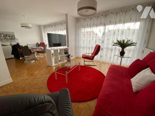 CHARTRES, 5mn à pied du Centre-ville
Joli appartement F4 situé au 3éme étage comprenant :
Ent...