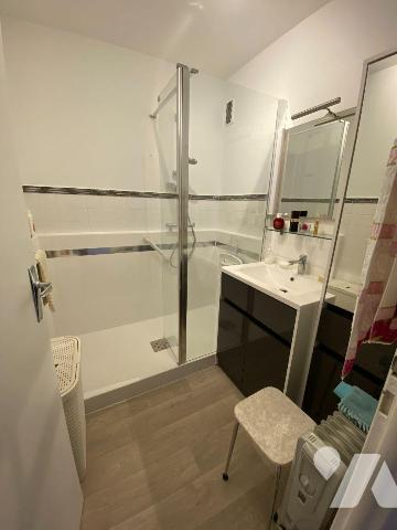 CHARTRES, 5mn à pied du Centre-ville
Joli appartement F4 situé au 3éme étage comprenant :
Ent...