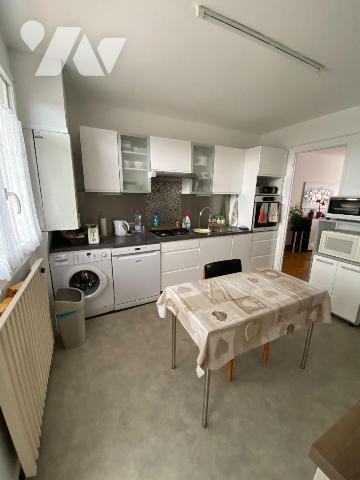 CHARTRES, 5mn à pied du Centre-ville
Joli appartement F4 situé au 3éme étage comprenant :
Ent...