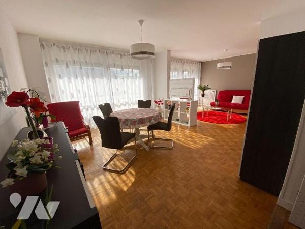 CHARTRES, 5mn à pied du Centre-ville
Joli appartement F4 situé au 3éme étage comprenant :
Ent...