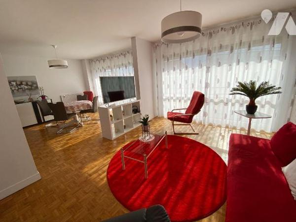 CHARTRES, 5mn à pied du Centre-ville
Joli appartement F4 situé au 3éme étage comprenant :
Ent...