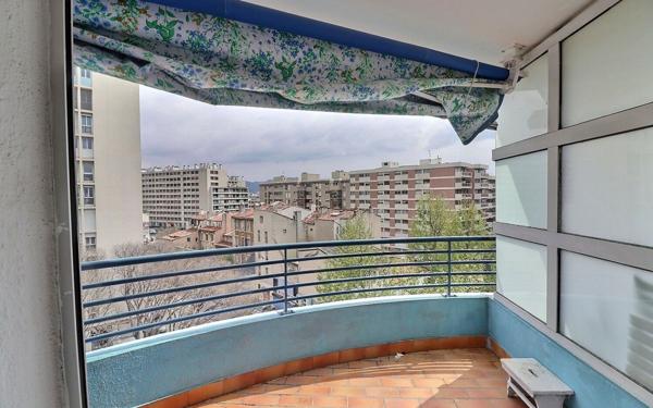 Appartement à vendre    2 pièces • 47 m2 Marseille 6