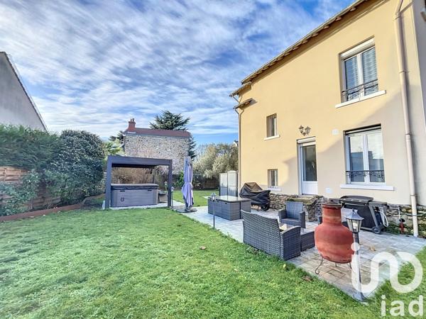 Maison traditionnelle 8 pièces de 152 m² à Saint-Prix (95390)