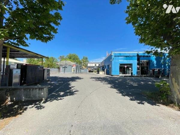 A vendre - Manosque (04) - Alpes de Haute Provence: Dans une zone industrielle, un bâtiment d'e...