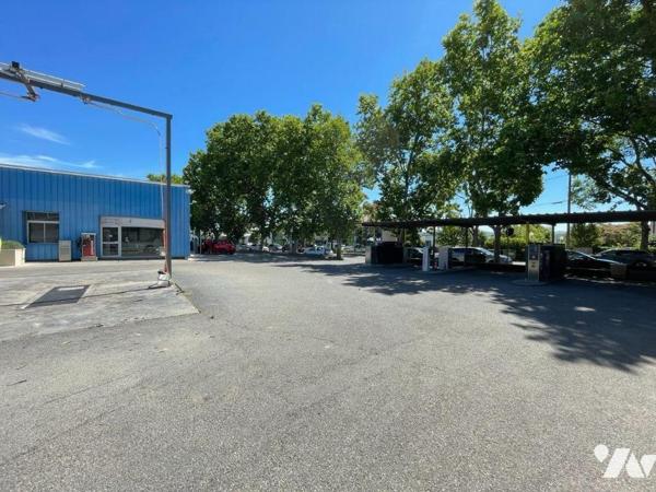 A vendre - Manosque (04) - Alpes de Haute Provence: Dans une zone industrielle, un bâtiment d'e...