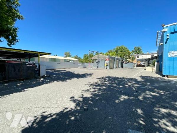 A vendre - Manosque (04) - Alpes de Haute Provence: Dans une zone industrielle, un bâtiment d'e...