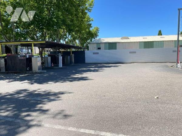 A vendre - Manosque (04) - Alpes de Haute Provence: Dans une zone industrielle, un bâtiment d'e...