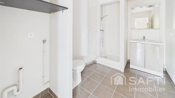 Très bel appartement Une chambre, avec balcon parking et ascenseur.