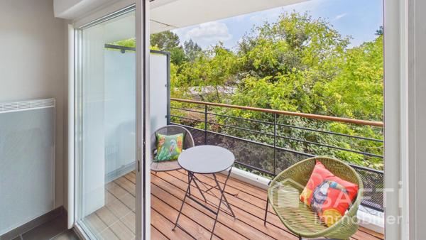 Très bel appartement Une chambre, avec balcon parking et ascenseur.
