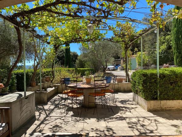 Corbières, très belle villa de 7 pièces avec terrasses, car port, garage, grenier et sous-sol dans un cadre exceptionnel