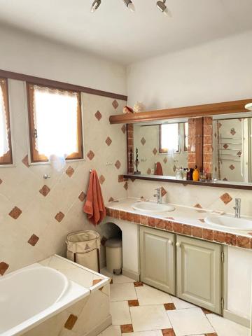 Corbières, très belle villa de 7 pièces avec terrasses, car port, garage, grenier et sous-sol dans un cadre exceptionnel