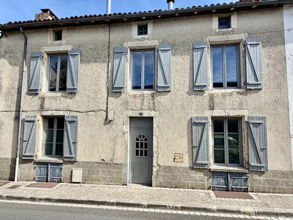 Belle maison de ville de caractère avec de beaux volumes, jardin privé au coeur de Ruffec Ruffec