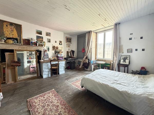 Belle maison de ville de caractère avec de beaux volumes, jardin privé au coeur de Ruffec Ruffec