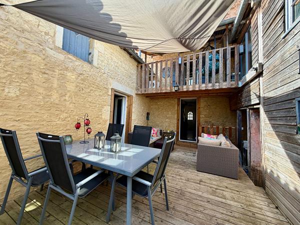 Belle maison de ville de caractère avec de beaux volumes, jardin privé au coeur de Ruffec Ruffec