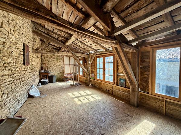 Belle maison de ville de caractère avec de beaux volumes, jardin privé au coeur de Ruffec Ruffec