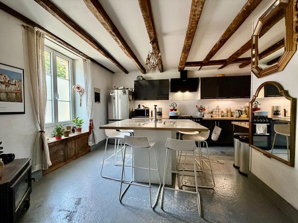Belle maison de ville de caractère avec de beaux volumes, jardin privé au coeur de Ruffec Ruffec