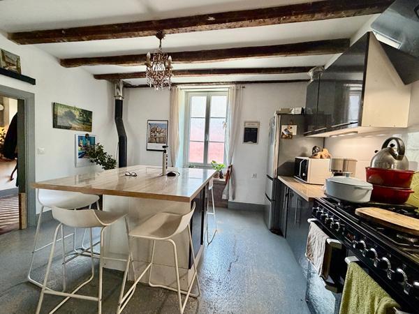 Belle maison de ville de caractère avec de beaux volumes, jardin privé au coeur de Ruffec Ruffec