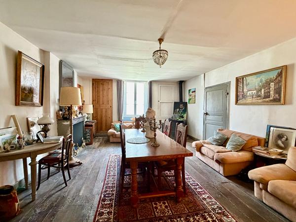 Belle maison de ville de caractère avec de beaux volumes, jardin privé au coeur de Ruffec Ruffec