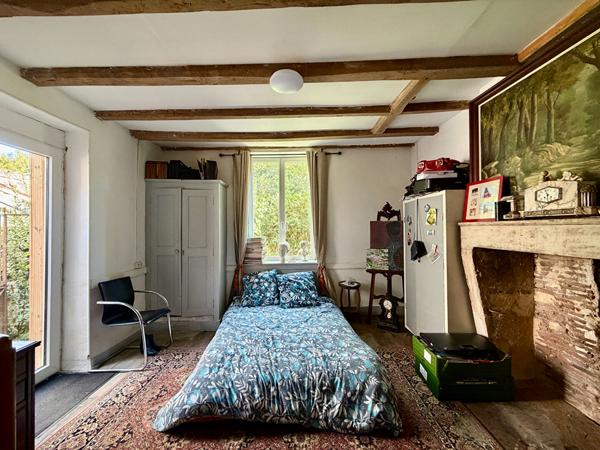 Belle maison de ville de caractère avec de beaux volumes, jardin privé au coeur de Ruffec Ruffec