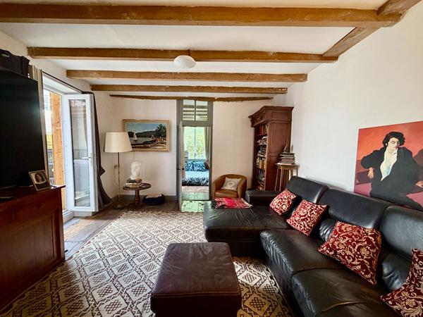 Belle maison de ville de caractère avec de beaux volumes, jardin privé au coeur de Ruffec Ruffec