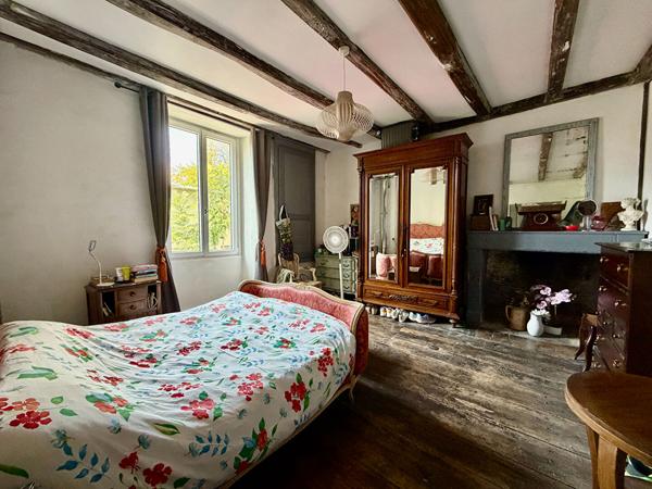 Belle maison de ville de caractère avec de beaux volumes, jardin privé au coeur de Ruffec Ruffec