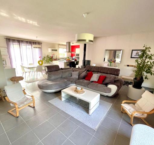 Maison récente, 4 chambres.