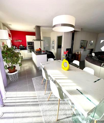 Maison récente, 4 chambres.