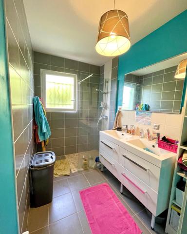 Maison récente, 4 chambres.