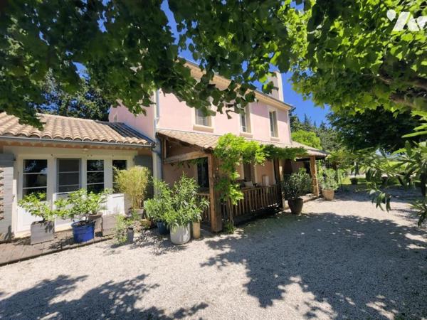 Maison d'exception avec vue sur le vignoble environnant 