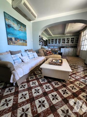 Maison d'exception avec vue sur le vignoble environnant 