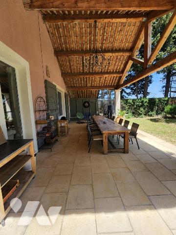 Maison d'exception avec vue sur le vignoble environnant 