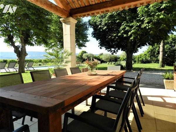 Maison d'exception avec vue sur le vignoble environnant 